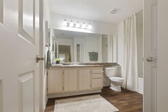 Hollis 7601 in Charlotte, NC - Building Photo - Building Photo