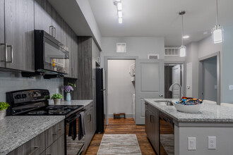 The Broadway Apartments in Houston, TX - Building Photo - Interior Photo