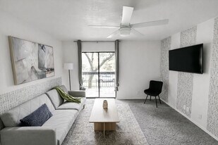 1071 Clayton Ln, Unit SI ID1534943P in Austin, TX - Building Photo