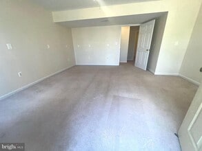 9241 Greenshire Dr in Manassas Park, VA - Building Photo - Building Photo