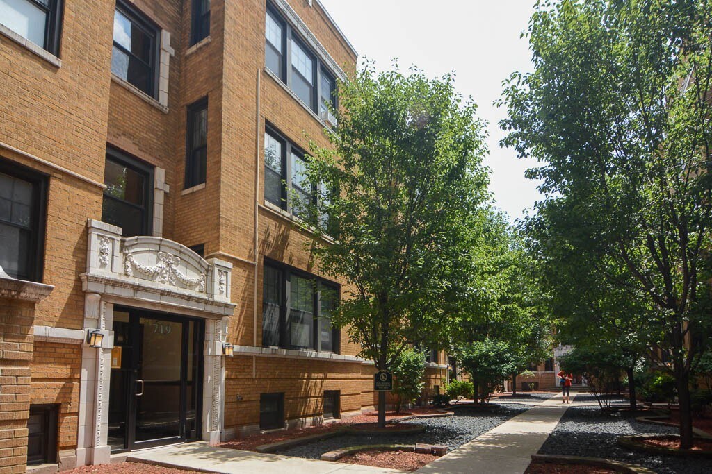 730 W Barry Ave in Chicago, IL - Building Photo