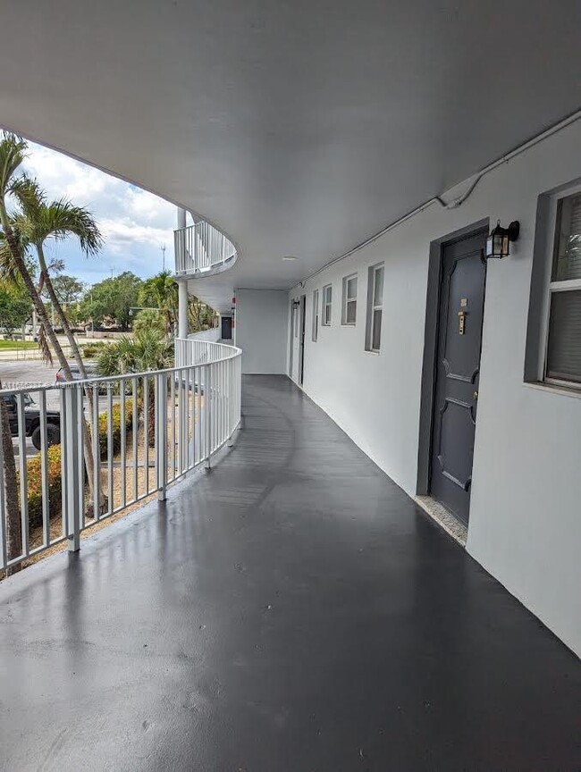 443 NE 195th St in North Miami Beach, FL - Building Photo - Building Photo