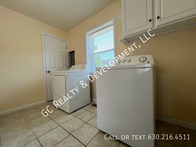 1085 Basswood St in Hoffman Estates, IL - Building Photo - Building Photo