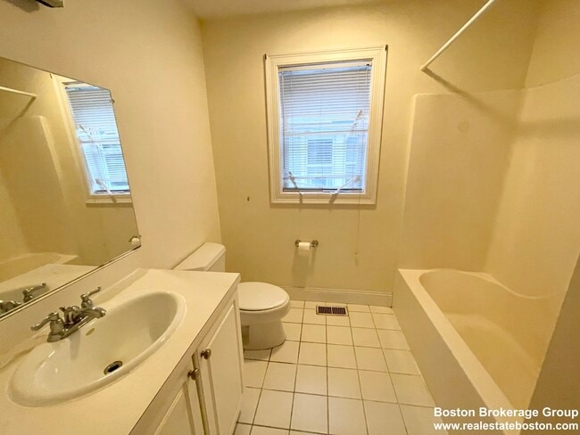128 Hillside St, Unit #2 in Boston, MA - Building Photo - Building Photo