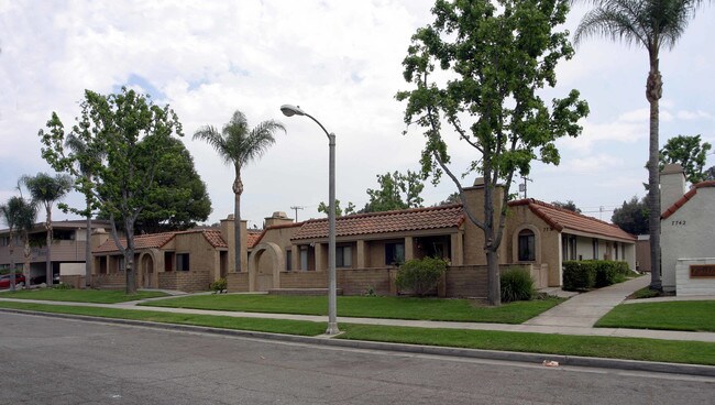 7730 Magnolia Ave in Riverside, CA - Foto de edificio - Building Photo