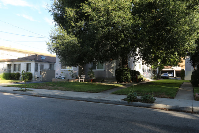 707 E Windsor Rd in Glendale, CA - Foto de edificio - Building Photo