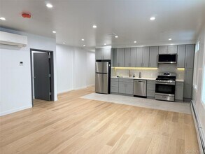 48-23 44th St in Queens, NY - Building Photo - Building Photo