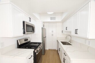 10914 Camarillo St, Unit 03 in Los Angeles, CA - Building Photo - Building Photo