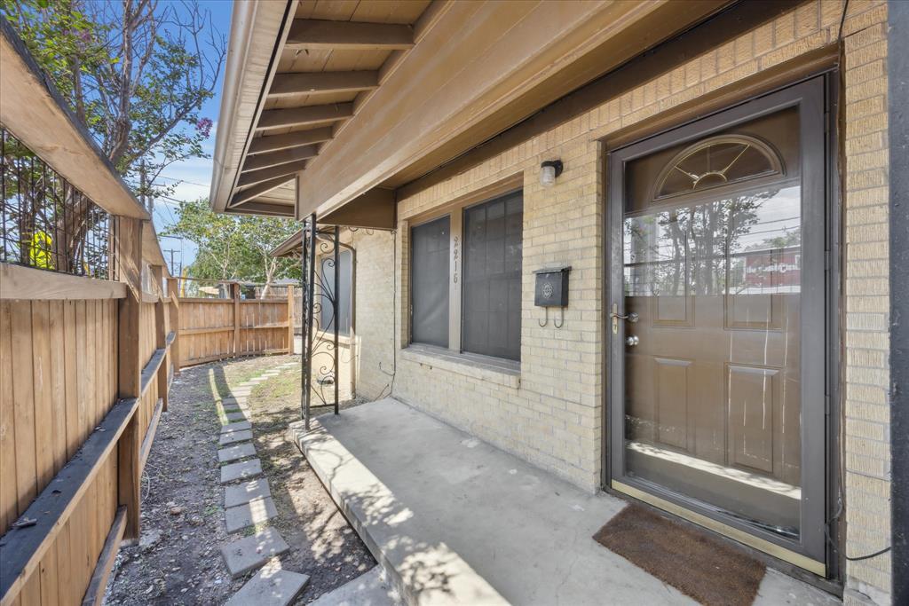 2216 Manor Rd in Austin, TX - Building Photo
