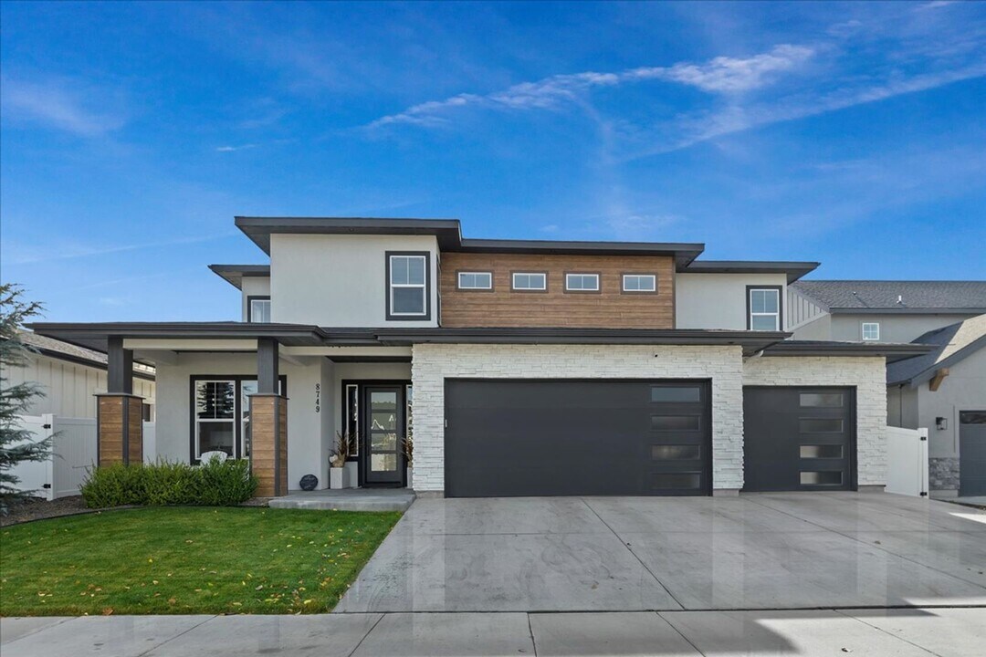 8749 W Suttle Lake Dr in Boise, ID - Building Photo