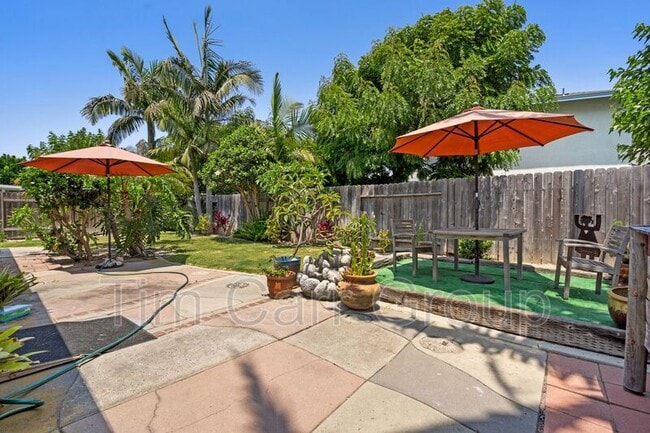 9391 Westcliff Dr in Huntington Beach, CA - Building Photo - Building Photo