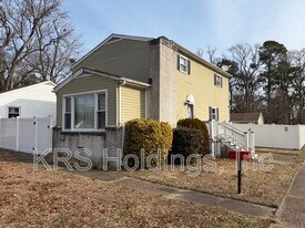 300 Hampton Roads Ave in Hampton, VA - Building Photo