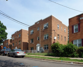 4242 Edson Pl NE in Washington, DC - Foto de edificio - Building Photo