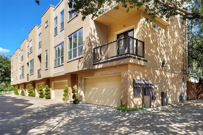 4050 McKinney Ave in Dallas, TX - Foto de edificio - Building Photo