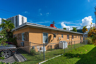 2796 SW 30th Ave in Miami, FL - Building Photo - Building Photo