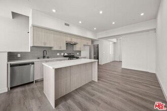 1202 N Orange Grove Ave in West Hollywood, CA - Building Photo - Building Photo