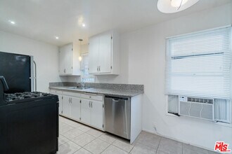 10438 Santa Monica Blvd in Los Angeles, CA - Building Photo - Building Photo