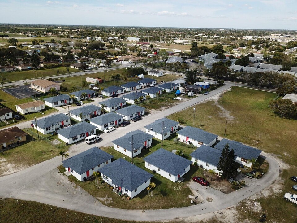 1327 NW 8th Pl in Homestead, FL - Building Photo