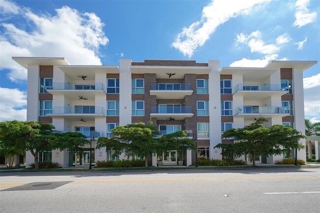 635 S Orange Ave, Unit 304 in Sarasota, FL - Foto de edificio - Building Photo