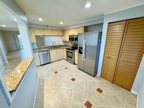 2202 S Cypress Bend Dr, Unit 607 in Pompano Beach, FL - Foto de edificio - Building Photo