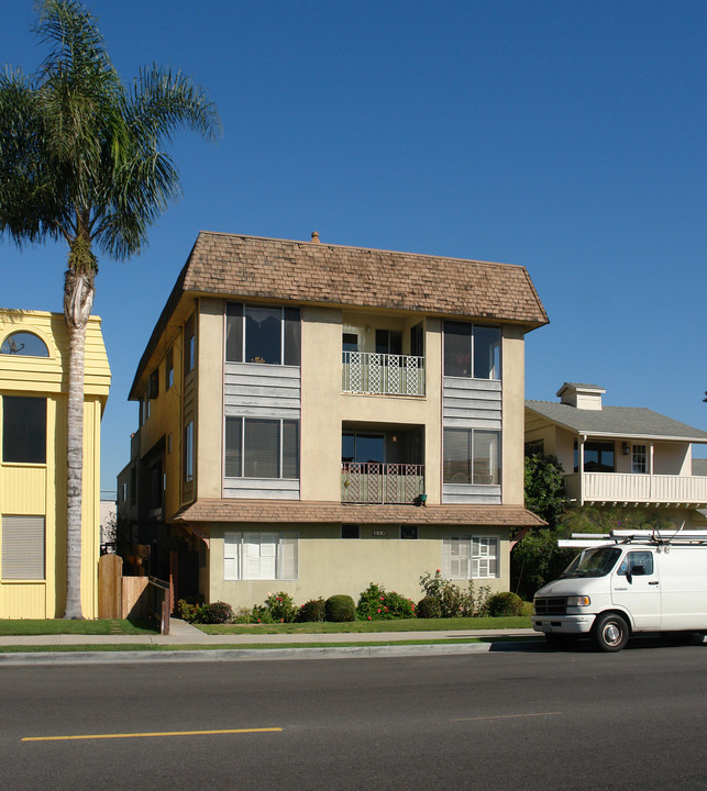 213 Ocean Ave in Seal Beach, CA - Building Photo