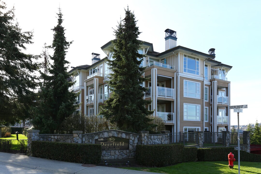 3629 Deercrest Dr in North Vancouver, BC - Building Photo