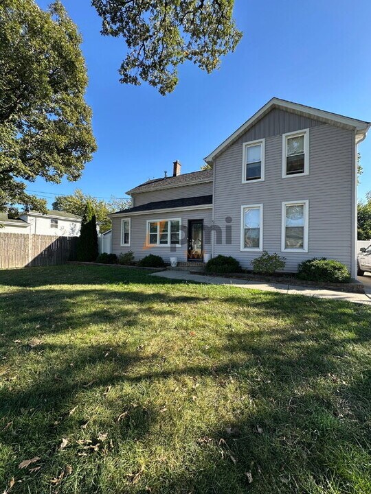 511 W Goldsborough St in Crown Point, IN - Building Photo