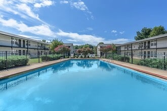 Courtyard Apartments in Opelika, AL - Foto de edificio - Building Photo
