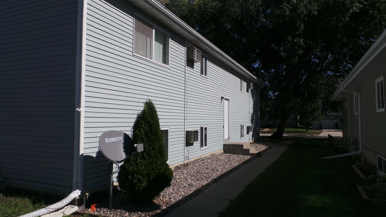 North Ashton Apartments in Fargo, ND - Building Photo