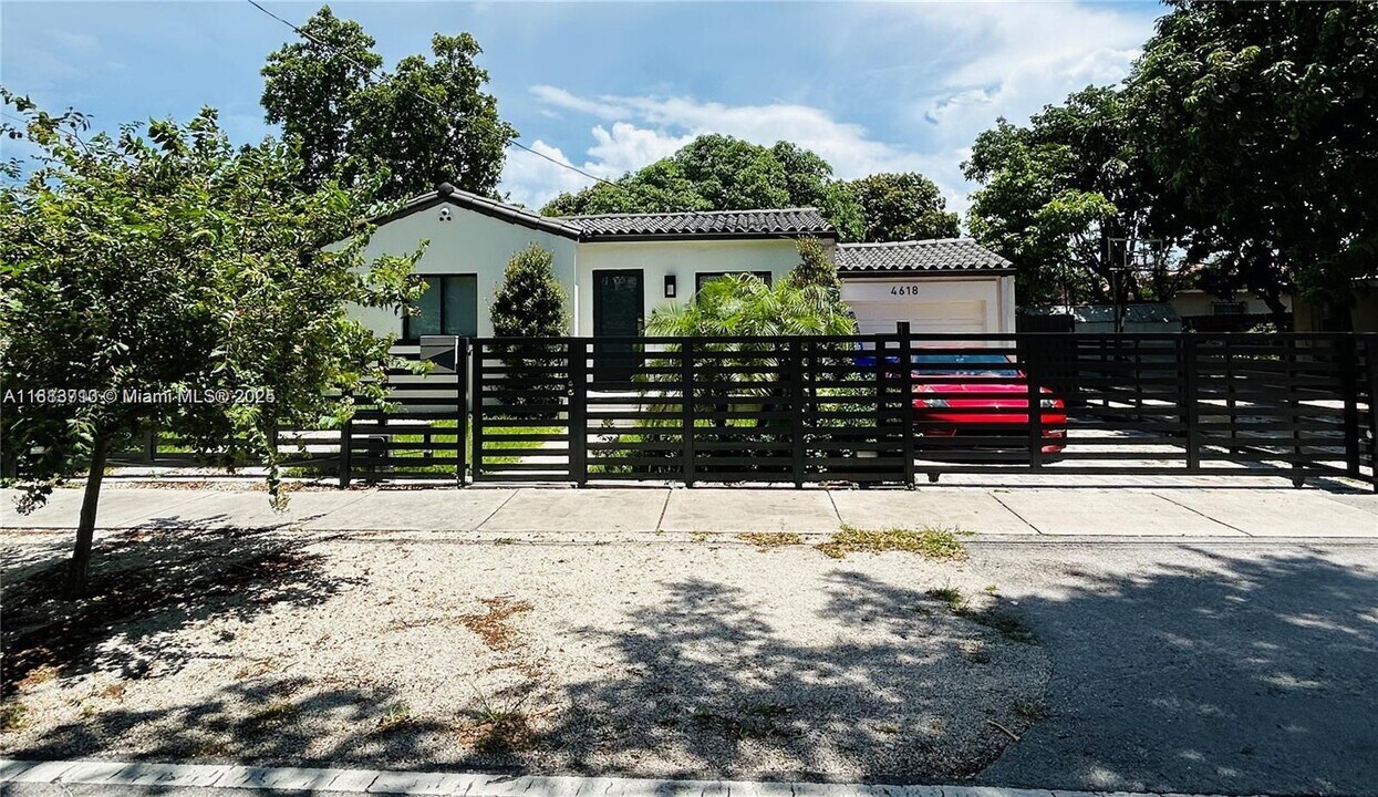 4618 SW 2nd St in Coral Gables, FL - Building Photo