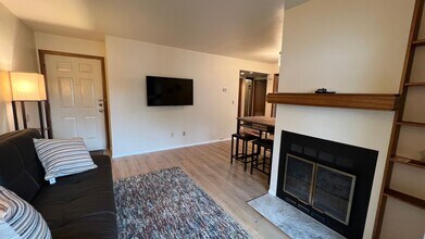 7436 Foxridge Way in Anchorage, AK - Building Photo - Building Photo