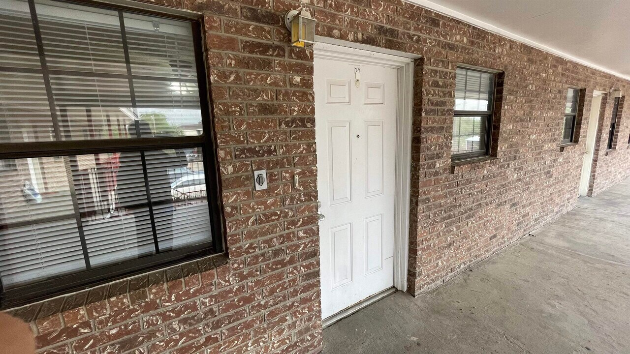 3801 Salinas Ave in Laredo, TX - Building Photo