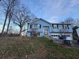 316 Knob Hill Dr in Hamden, CT - Building Photo