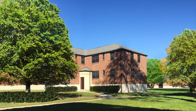 Bay Shore Manor in Bay Shore, NY - Foto de edificio - Building Photo