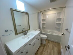 4549 Hammond Bay Rd in Nanaimo, BC - Building Photo - Building Photo