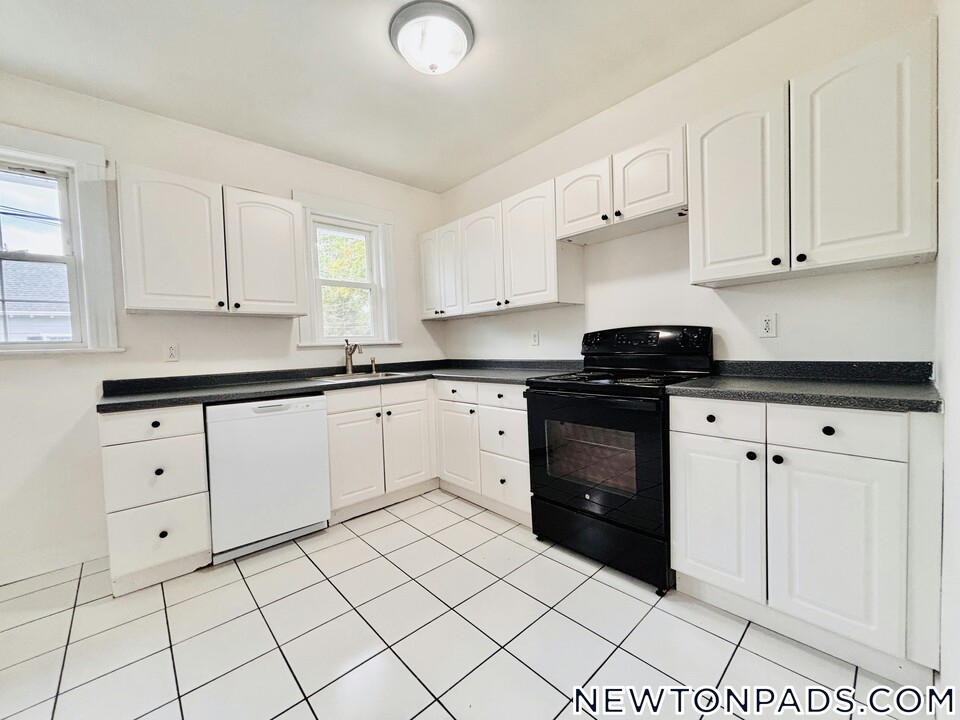 14 Hammondswood Rd in Newton, MA - Building Photo