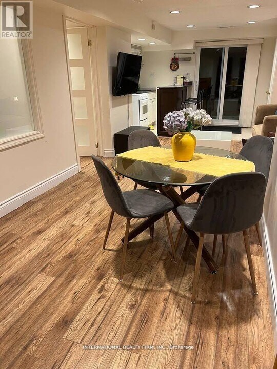 22 Ambrose Ct in Markham, ON - Building Photo