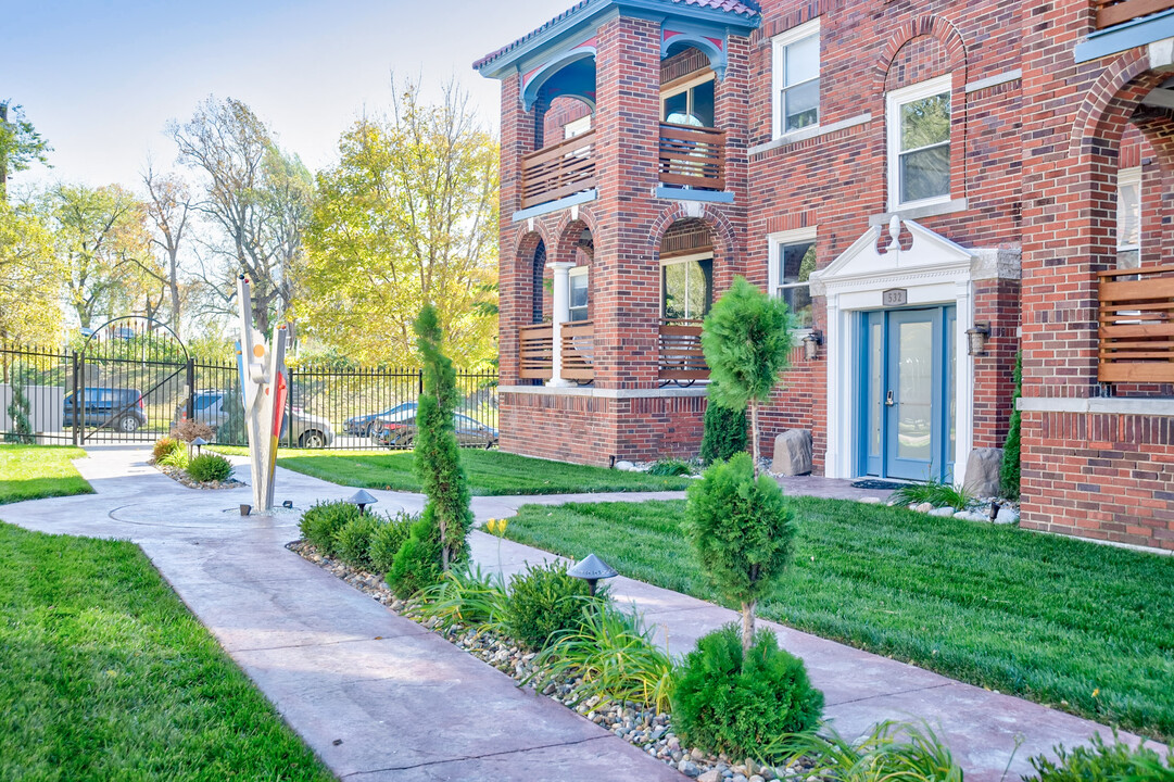 Courtyard On Maple Apartments-Student Housing in Kansas City, MO - Building Photo