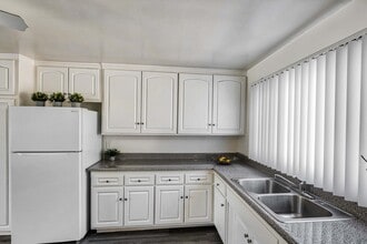 Serrano Apartments in West Covina, CA - Foto de edificio - Interior Photo