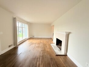 10355 SE Center St in Portland, OR - Building Photo - Building Photo