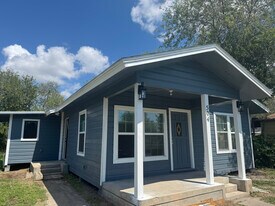 504 2nd St in Gregory, TX - Building Photo