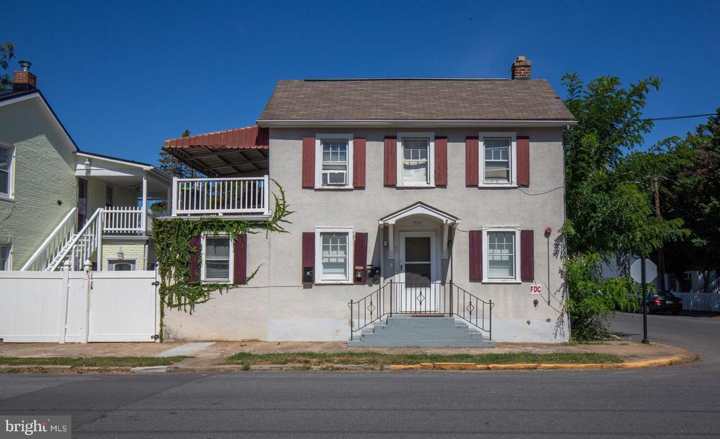 326 E Liberty St in Charles Town, WV - Building Photo