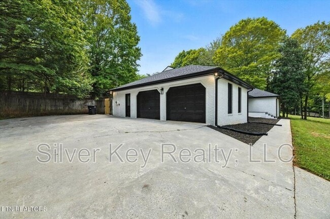 1113 Springfield Dr in Athens, TN - Building Photo - Building Photo