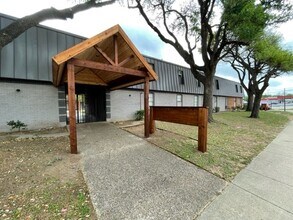 Flats on Handley:  Pool, BBQ Area, Renovated Units in Fort Worth, TX - Foto de edificio - Building Photo