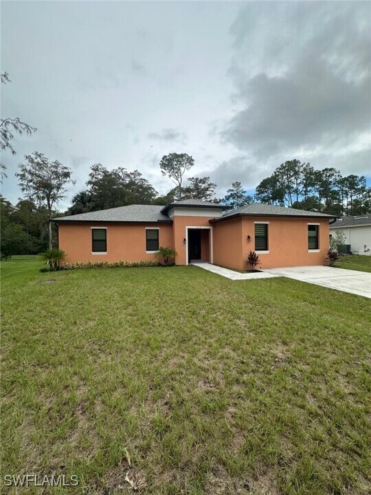 2167 Della Dr in Naples, FL - Building Photo