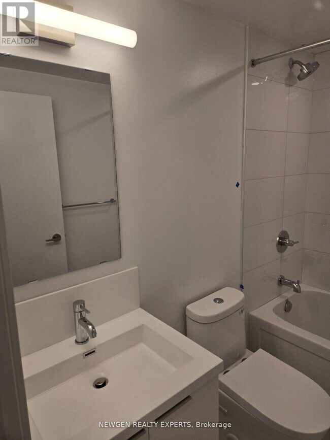 238 Simcoe St in Toronto, ON - Building Photo - Building Photo