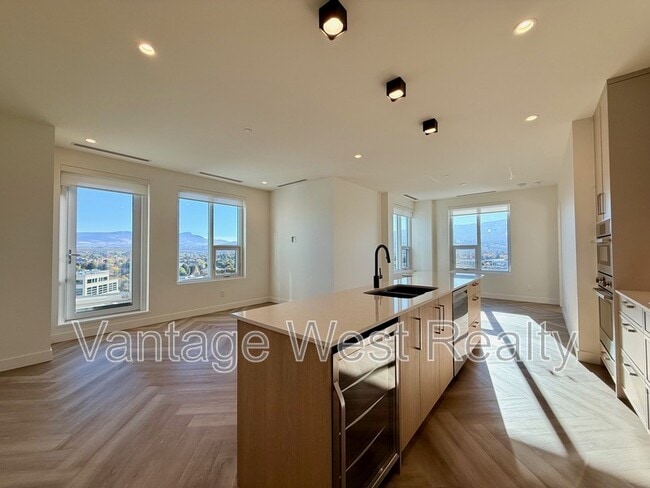 3340-3340 Lakeshore Rd in Kelowna, BC - Foto de edificio - Building Photo