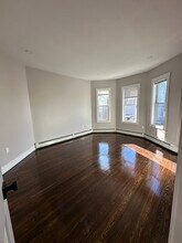 5 Carson St, Unit 2 in Boston, MA - Foto de edificio - Building Photo