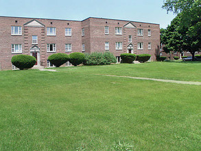 Browncroft Apartments & Townhouses in Rochester, NY - Foto de edificio - Building Photo