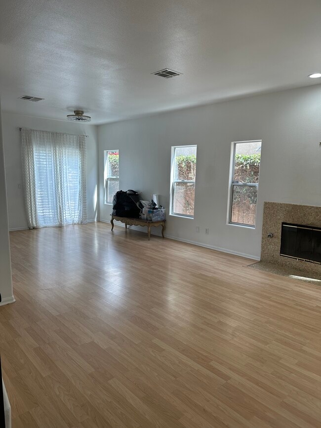 10025 Topanga Canyon Blvd in Chatsworth, CA - Foto de edificio - Building Photo